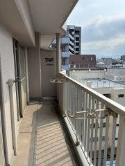 洗濯物や換気など、日常のちょっとした作業に便利なバルコニー＾＾手入れがしやすく、気軽に使えるサイズ感です。