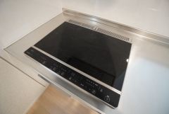 汚れてもサッとふける、お手入れのしやすいIHクッキングヒーターです。火災の発生リスクを抑えることもでき、経済的です＾＾