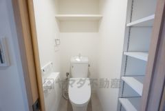 清潔感のあるトイレ。 棚付きです。