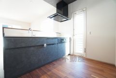 対面式キッチンなのでリビングにいるご家族とコミュニケーションを取りながら洗い物や、お料理が楽しめそうですね＾＾ 