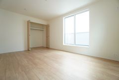 主寝室としてお使いいただけそうなこちらのお部屋は、日当たりが良く、爽やかな風を感じて起きる朝は、快適生活の始まりに。