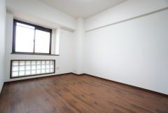 主寝室としてお使いいただけそうなこちらのお部屋は、日当たりが良く、爽やかな風を感じて起きる朝は、快適生活の始まりに。 