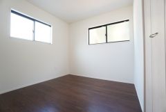 2面採光を確保した明るい室内は、風通しも良く、大変居心地の良い空間となっております。日当たりがよく、子供部屋としての利用もおすすめ。