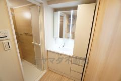 三面鏡裏収納付き洗面化粧台です＾＾ 歯磨きセットやスキンケア用品などの収納に便利ですね。