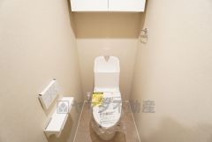 ウォシュレット、暖房便座、節電・節水機能など、使い勝手のよい高機能トイレです。 上部には収納棚が付いています＾＾