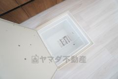 キッチンに床下収納があります。長期保存ができるもの、調理器具、防災グッズを入れておくのもいいですね。