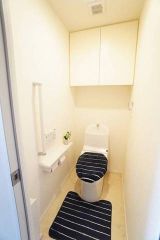 壁リモコンタイプのウォシュレット付きトイレです。すっきりした見た目で、トイレ奥の掃除もしやすいです＾＾
