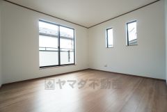 7帖。主寝室としてお使いいただけそうなこちらのお部屋は、日当たりが良く、爽やかな風を感じて起きる朝は、快適生活の始まりに。