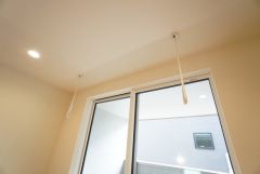 窓際に室内物干し付き＾＾雨の日や花粉の季節の洗濯も安心です＾＾