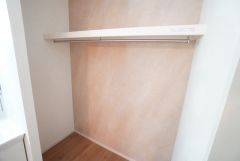 便利な洗面室収納。散らかりがちなバスタオルや清掃用品、化粧品や予備のシャンプー等もきれいに整頓できますね。