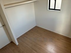 4.5帖洋室。住む人のこだわりを生かす洋室＾＾木の温もりがやさしいフローリングとシンプルなクロスです＾＾