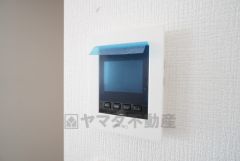 防犯はもちろん、セールスマン対策にもなるモニター付きインターホンです。 来訪者の顔が見えるので安心ですね＾＾