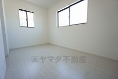 6.5帖。2面採光を確保した明るい室内は、風通しも良く、大変居心地の良い空間となっております。日当たりがよく、子供部屋としての利用もおすすめ。