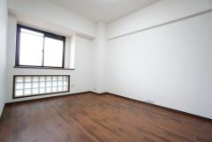 主寝室としてお使いいただけそうなこちらのお部屋は、日当たりが良く、爽やかな風を感じて起きる朝は、快適生活の始まりに。 