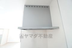 コンロ上には換気扇完備＾＾すぐ横に小窓が設けられているので、換気扇と合わせてWで換気できます＾＾