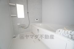 1日の疲れを癒すくつろぎのバスルーム。足を伸ばしてもゆったりと入れるサイズです。お子様と一緒にお風呂に入っても狭くないですね＾＾