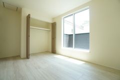 明るい洋室です。ナチュラル色のフローリングで開放的な優しい雰囲気になっています＾＾ベッドや机、ＴＶを置いてもゆとりのある広さです。