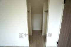 収納力豊富なウォークインクローゼット付き。洋服や小物などを1箇所にまとめて美しい収納を実現します。