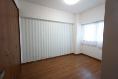 4.8帖。明るい室内は、風通しも良く、大変居心地の良い空間となっております。ストライプのアクセントクロス＾＾子供部屋としての利用もおすすめ。 