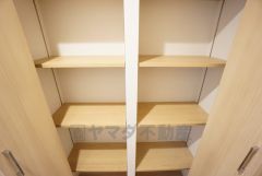 可動棚付きの収納です。書類関係や小物などしっかりと収納ができるので、お部屋はすっきりとお使いいただけそうですね＾＾