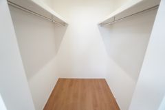 寝室にはハンガーパイプ付きのウォークインクローゼットが設けられています。たっぷり収納できるので衣替えの心配もいりませんね＾＾ 