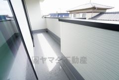 南向きで陽当たりの良いバルコニーです。お洗濯やお布団干しはもちろん、日光浴スペースにも＾＾足元は防水工事施工済です。 