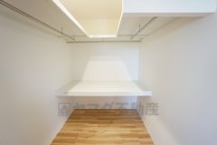 寝室にはウォークインクローゼット付き。ハンガーパイプ下にボックスを置いて、枕棚を活用して、たっぷりと収納できそうです＾＾ 