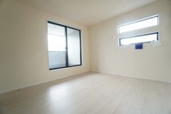 明るい洋室です。ナチュラル色のフローリングで開放的な優しい雰囲気になっています＾＾ベッドや机、ＴＶを置いてもゆとりのある広さです。