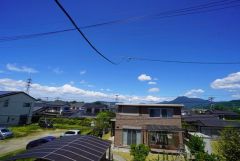 2階バルコニーからの眺望です。前面に遮るものがなく景色を一望できます。日当たりも良好。お洗濯物が良く乾きます。