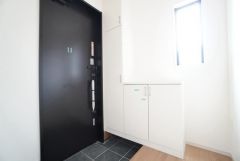 たっぷり収納できるシューズボックス付きです。家族全員の靴がきれいに整頓できます。棚の上にお花や写真を飾っても良いですね。