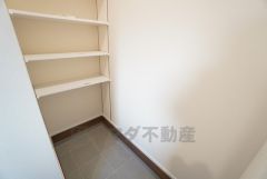 玄関横には広々シューズクローク完備＾＾ 玄関周りの“置き場所に困る物”が一気に片付きます＾＾