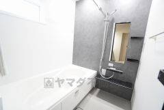 1日の疲れを癒すくつろぎのバスルーム。足を伸ばしてもゆったりと入れるサイズです。お子様と一緒にお風呂に入っても狭くないですね＾＾