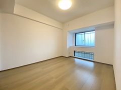 6.5帖。主寝室としてお使いいただけそうなこちらのお部屋は、日当たりが良く、爽やかな風を感じて起きる朝は、快適生活の始まりに。