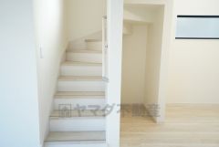 お子様も高齢の方も安心して上り下りができる手摺がついた安心設計です。 階段には小窓を配置しました。日中でも暗くなりがちな階段下が明るくなり安全ですね。 