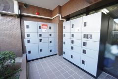 宅配ボックス付き。お仕事中や外出中などの不在時にも荷物が受け取れるのはとっても便利ですね＾＾セキュリティ面でも安心です＾＾