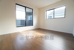 2階7.75帖洋室。主寝室としてお使いいただけそうなこちらのお部屋は、日当たりが良く、爽やかな風を感じて起きる朝は、快適生活の始まりに。