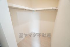 寝室にはハンガーパイプ付きのウォークインクローゼットが設けられています。たっぷり収納できるので衣替えの心配もいりませんね＾＾ 