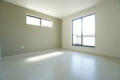 8帖。主寝室としてお使いいただけそうなこちらのお部屋は、日当たりが良く、爽やかな風を感じて起きる朝は、快適生活の始まりに。