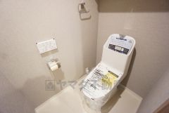 ウォシュレット、暖房便座、節電・節水機能など、使い勝手のよい高機能トイレです。 上部には棚が付いており、予備のトイレットペーパーなども収納できます＾＾