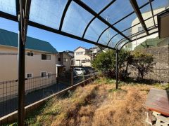 お庭付き＾＾日光浴やガーデニングはもちろん、お子さまの外遊びの場としても＾＾リビング・和室からも様子が見守れるので安心です＾＾ 