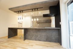 窓から光が差し込む明るいダイニングです＾＾折下げ天井とアクセントクロスでスタイリッシュなキッチンです＾＾キッチン後方にはカップボードとパントリーが付いています＾＾