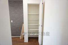 キッチン後方にはパントリー付き。長期保存ができるもの、調理器具、防災グッズを入れておくのもいいですね。
