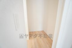 キッチン横に広々としたパントリー付き＾＾洗面室にも近く、食料品だけでなく日用品などの収納にも＾＾