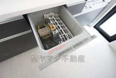 炊事時間を大幅に短縮できる食器洗浄乾燥機付き＾＾食器を洗う手間が減るので家族とのコミュニケーションの時間や自分の時間が増えますね。