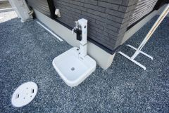お車の洗車や外壁のお掃除をする際に便利な外水栓です。