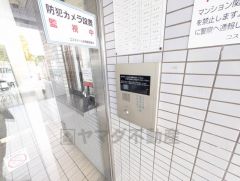 防犯性もばっちり、TVモニター付きインターホン完備。来訪者の顔が見えるので、安心＾＾お子さん1人での留守番時にも活躍しそうです。 