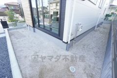 お庭付き＾＾日光浴やガーデニングはもちろん、お子さまの外遊びの場としても＾＾リビングからも様子が見守れるので安心です＾＾ 