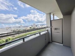 CG加工により小物等を撤去しております。バルコニーは日当たり良好です。お洗濯物も気持ちよく干せそうです。日光浴をしたり、星を眺めたりも良いですね^^