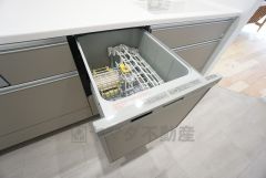 炊事時間を大幅に短縮できる食器洗浄乾燥機付き＾＾食器を洗う手間が減るので家族とのコミュニケーションの時間や自分の時間が増えますね。