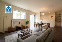 家族が集まる開放的なリビング。思い思いの時間を過ごしたり食事をしたり、素敵な団らんの場になりますね。